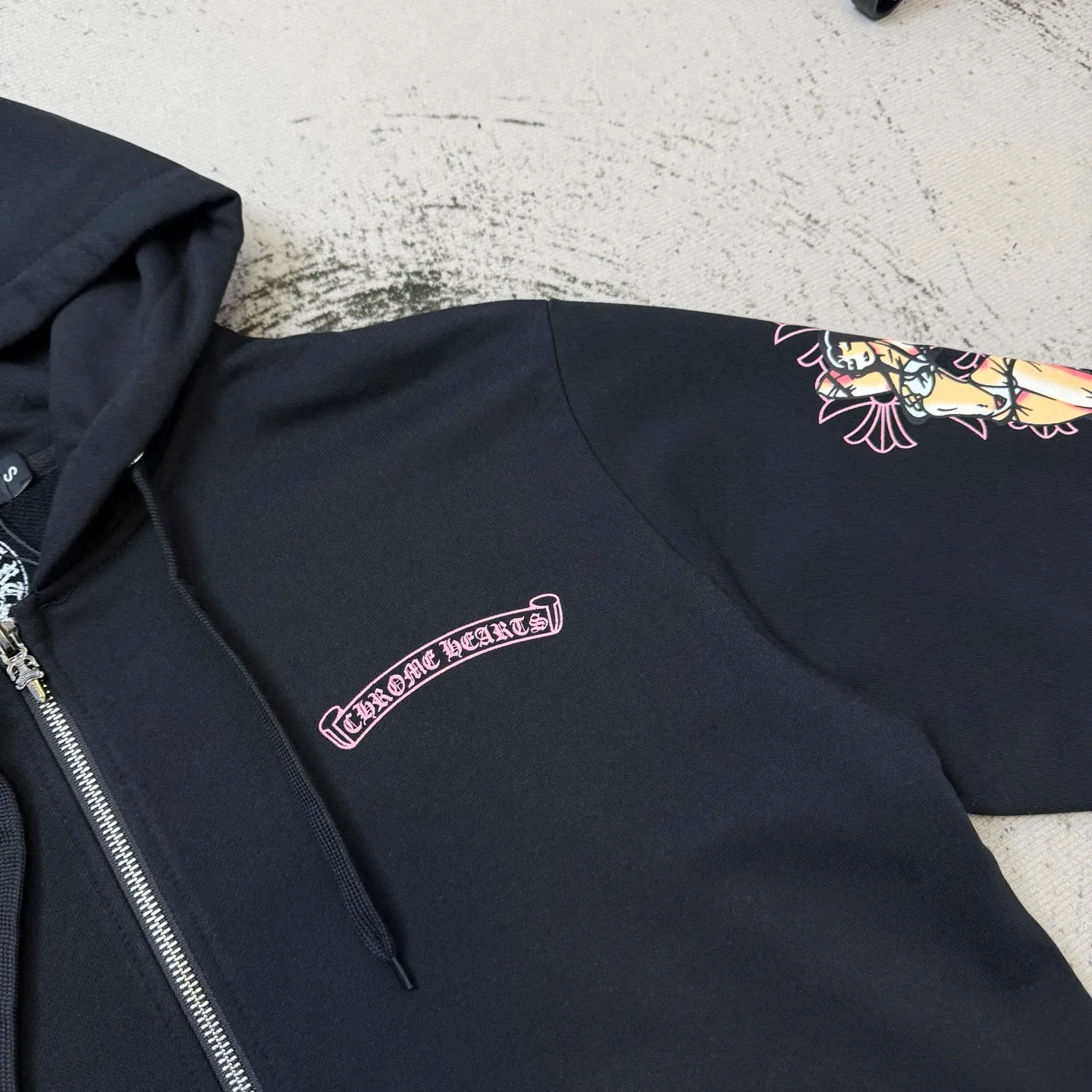 P280 ChromeHearts Miami Limited Comic Girl Hooded Sweatshirt, the same style as ChromeHearts counters. Made of 430g double-ply double-yarn pure cotton terry fabric. Original customization. Details are restored in place. Very textured on the handle. Three-dimensional and atmospheric. Versatile and easy to wear in autumn. Simple and elegant. The upper body effect is very good with os version. Suitable for all body types. Soft and comfortable. CH letter offset printing on the front panel ➕Girl joint horseshoe Sanskrit offset printing on the back panel. Small mark on the hem. Machine washable. No fading, no deformation, complete accessories, original mold opening, perfect restoration of zp 2:1, same style for men and women, versatile and easy to match, size s m l xl color black